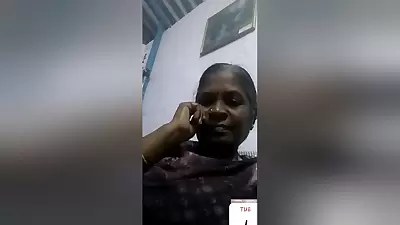 Today Exclusive -desi Aunty Shows Her Boobs To Lover On Video Call 2