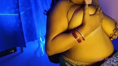 Hot Sensuous Bhabhi Girl Fulfills Her Sex Desire By Opening Her Clothes, Pressing Her Boobs And Drying Her Boobs