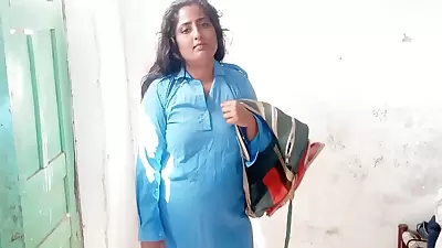 Desi Indian Ko Ne Pela Gand Phar Di Ghori Bana K Chodai Ki Larki Roti Rahi Meri Gand Dard Ha Gand