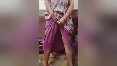 Hot Sexy Kitu Bhabhi Took Out The Water From The Roof By Filling Brinjal In Her Pussy