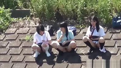 Japanese teenage skanks pissing