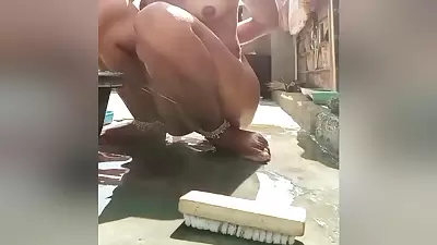 Desi Indian Village chick Nude Bath And Wash His Fine Pussy