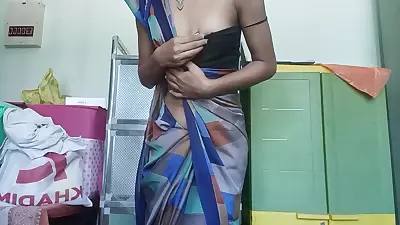 Hot chick In Saree