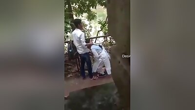 Today Exclusive- Desi Clg Lover Outdoor Romance And Sex Capture By