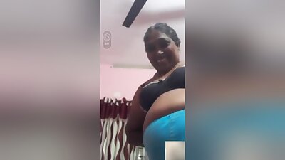 Today Exclusive-mature Bhabhi Showing Her Boobs On Video Call 1