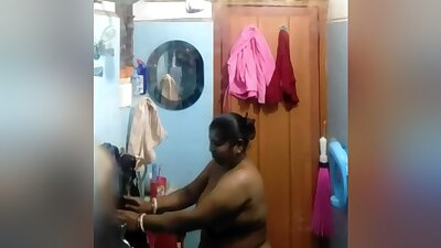 Exclusive- Big Boob Desi Bhabhi Bathing Video Record By