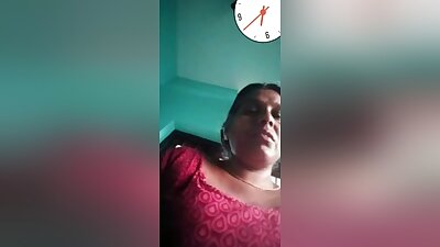 Today Exclusive-desi Mature Aunty Showing Her Boobs On Video Call 1