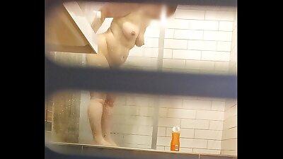 Chubby pussy farting MILF in a hostel shower