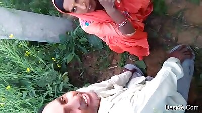 Exclusive- Desi Mature Cheating Wife Outdoor Sex With Lover